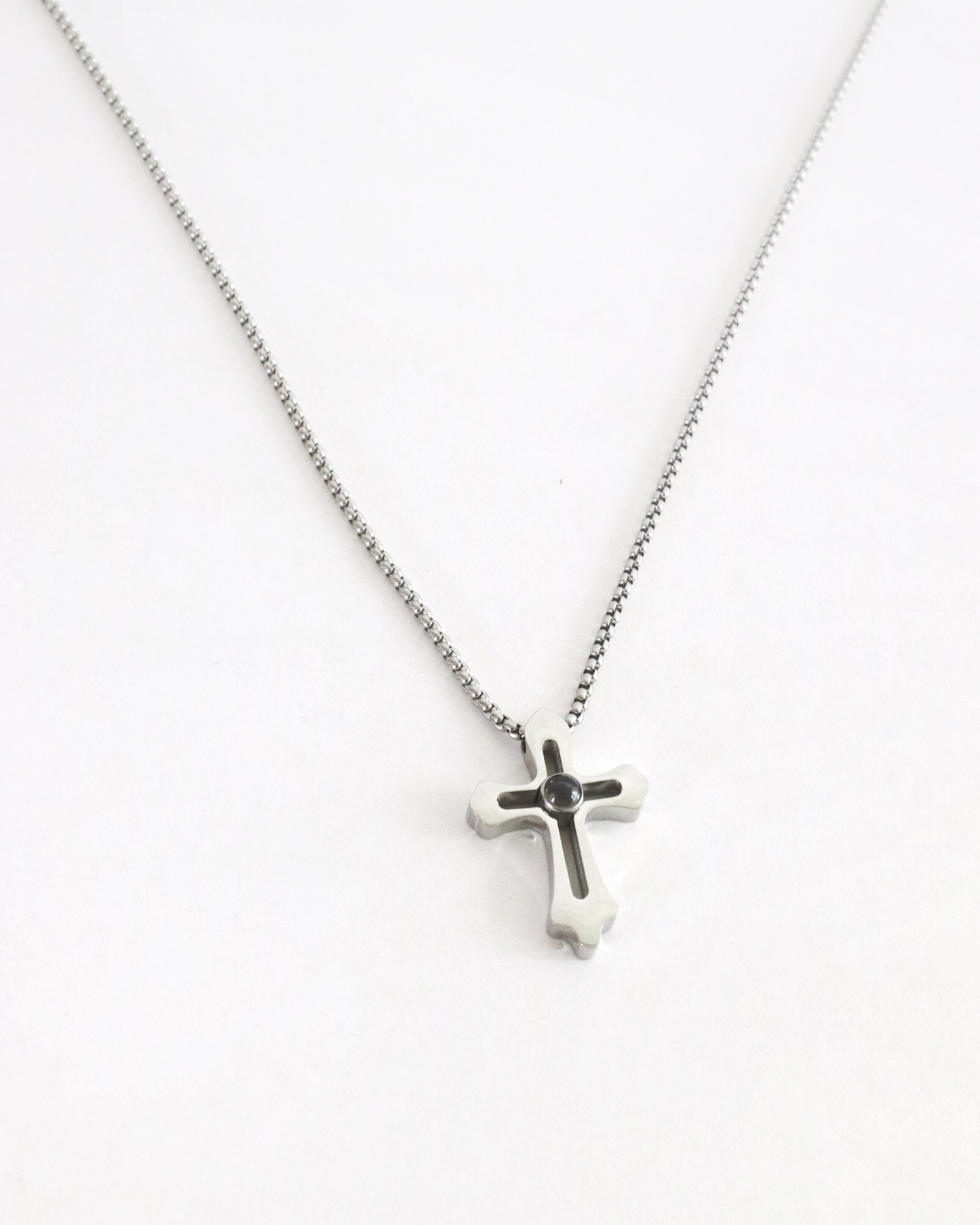 Cadena cruz titán ojo de cristal