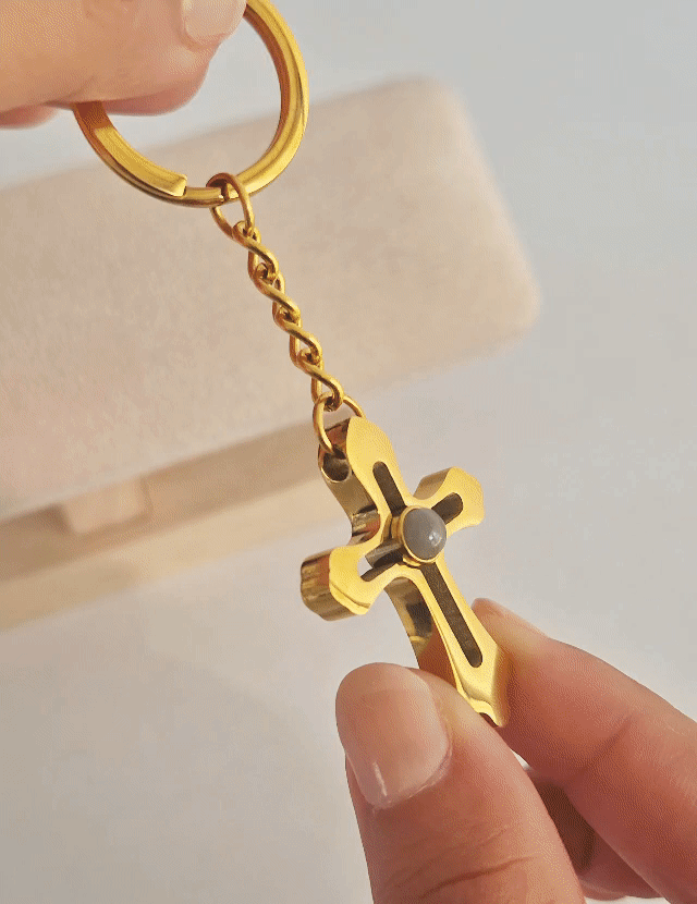 Llavero cruz Titán ojo de cristal