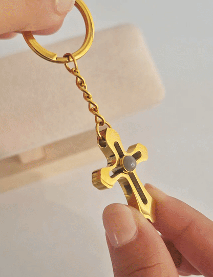 Llavero cruz Titán ojo de cristal