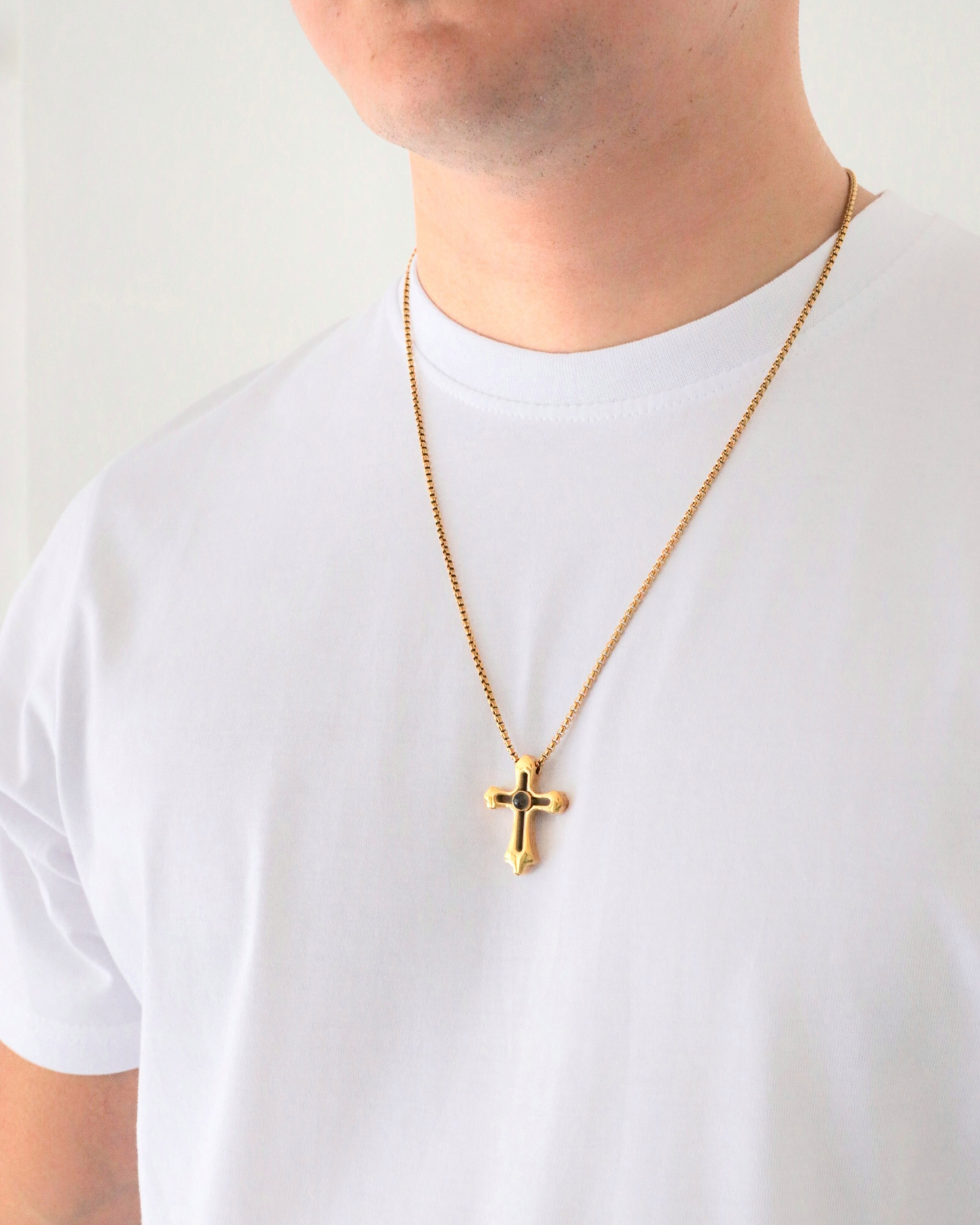 Cadena cruz titán ojo de cristal