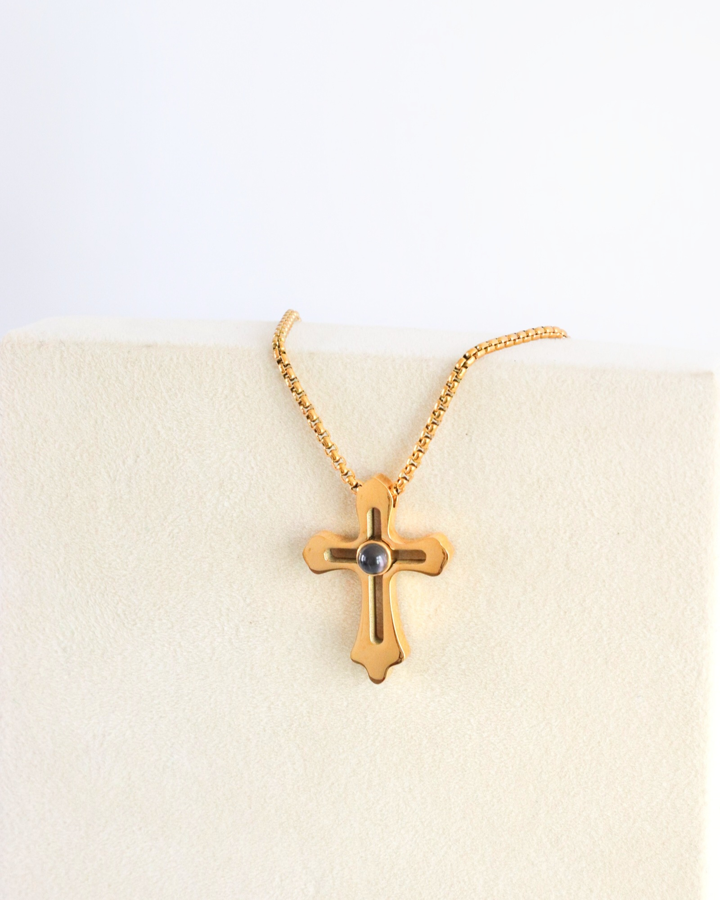 Cadena cruz titán ojo de cristal