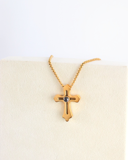 Cadena cruz titán ojo de cristal